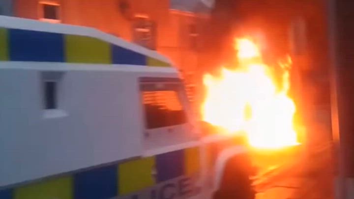 Émeutes à Ballymena : des violences racistes déclenchées par l’arrestation de deux mineurs roumains