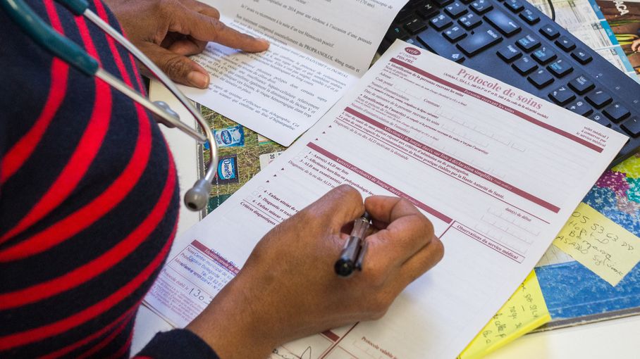 Budget 2026 : Le gouvernement français s’attaque aux malades chroniques avec une cruauté sans précédent