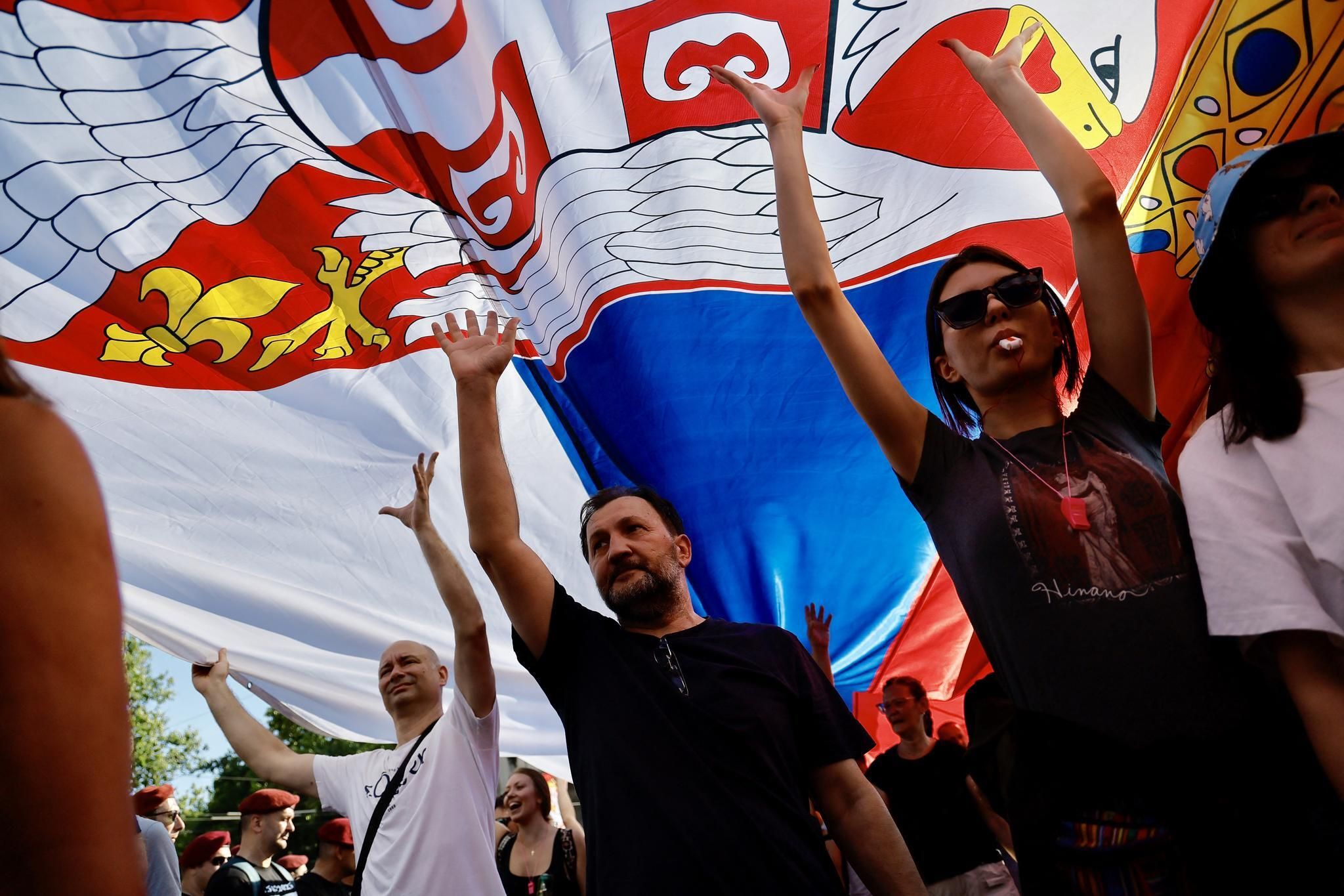 Les manifestations sanglantes en Serbie poussent Vucic à organiser des élections anticipées